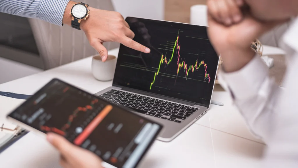 Monitoring and evaluation of data trends on screen